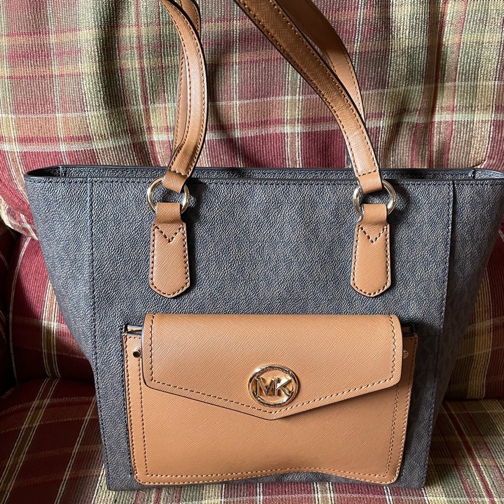 MK logo bag Pristine condition!!
